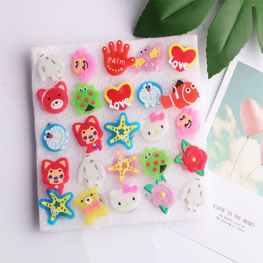 Children's luminous brooch LED flash cartoon soft rubber badge Christmas gift night market 1 pack