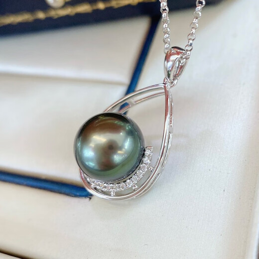 Yue Fei 10-11mm Tahitian black pearl pendant, flawless malachite green, perfect round mirror finish, 18K set with diamonds, with silver chain and certificate
