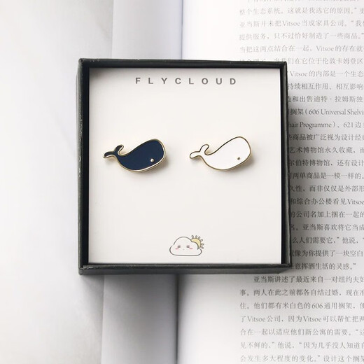 Cartoon creative couple brooch, cute Japanese niche metal badge, student clothes, bag pendant, accessories pin, little black whale + little white whale