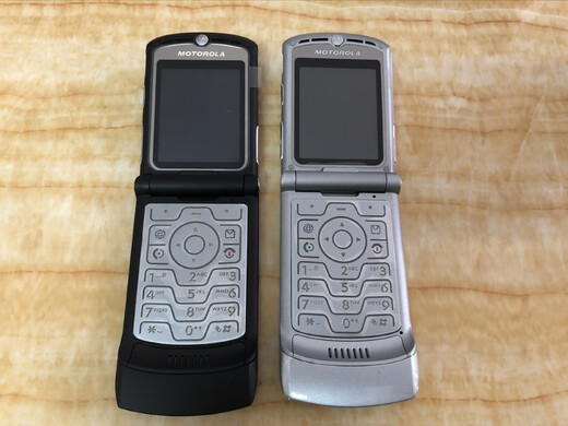 Motorola V3 Teléfono móvil V3ie Old Man Flip Teléfono móvil Classic Nostalgic Backup Teléfono de estudiante Old Mobile Telephone V3ie Black Mobile Version One One