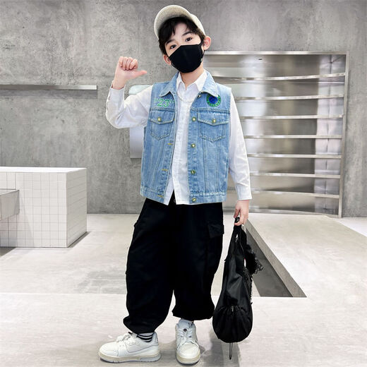 Disney (Disney) Boys Spring Vest 2024 Новый стиль среднего и крупного детей Весна и осенний жилет с красивым джинсовым жилетом мальчика 263 Green Button Printed Denim Vest 130