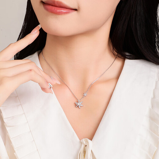 Zhou Taisheng's snowflake necklace for girls simple design clavicle chain ice crystal winter snow birthday gift for girlfriend