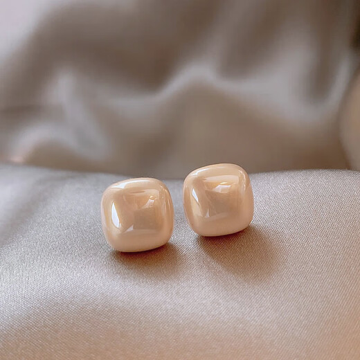 Square earrings for women, new popular retro earrings, light luxury, high-end, elegant, imitation pearl earrings, champagne color 14MM, one pair
