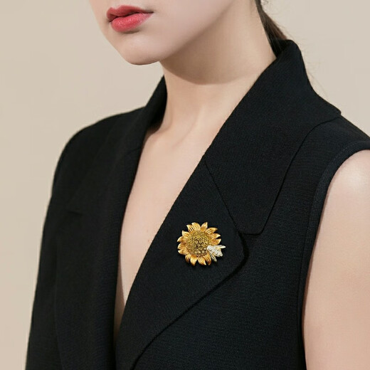 QUAMER gold store model won the first prize in one fell swoop. The summer sunflower bee brooch is feminine, high-end suit accessories and cute. The sunflower bee won the first prize in one fell swoop.