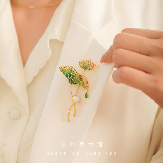 QUAMER gold store model A lotus leaf dragonfly Chinese style brooch design niche high-end women's suit corsage brooch brooch
