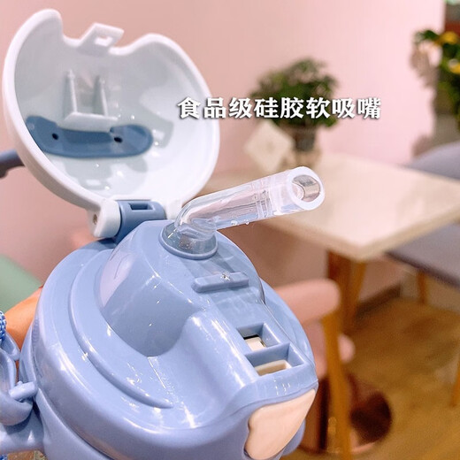 [Mit einem Gurtgriff] Sensen Cat Suns Baby Anti-Choking mit Strohbecher Kinder durch die Milch einweichen und Milch trinken. Haushaltsfruchtwasserbecher mit Griff für Kinder Anti-Fall-Trinkwasserbecher Baby Blue Strohbecher 370 ml + Riemen + Griff + vier Stücke Geschenk