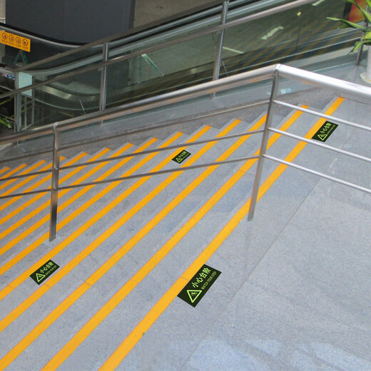Be careful on the steps when traveling, 6 pieces of anti-slip and wear-resistant floor stickers, PVC self-adhesive warning signs, be careful of tripping on the steps at the entrance of the stairs