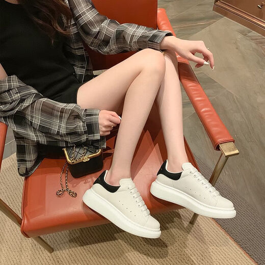 Chaussures blanches McQueen pour femmes 2025 Nouveau automne à la hauteur polyvalente en améliorant les chaussures de gâteau de gâteau de style coréen.