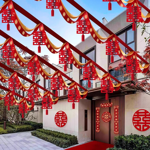 Hochzeits Courtyard Layout Wohnzimmer Treppe Blumenband Bunte Flagge Hochzeitszeit Szene Ländliche Hochzeit Hof Dekoration 24 m rund Happy Flag