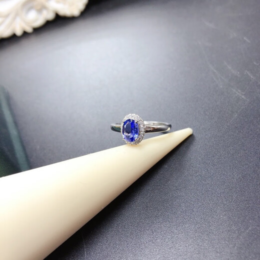 Luxurious natural tanzanite ring is noble and elegant, completely pure quality. Explosive sparkling 925 silver fine inlaid supports testing. Natural tanzanite ring is noble, elegant and completely pure product.