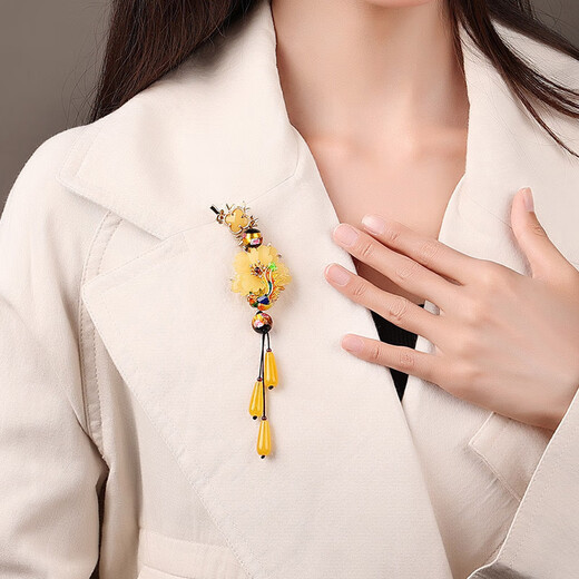 Ancient sayings and modern style yellow flower brooch pendant, Hanfu clothes placket corsage, Chinese tassel brooch cloisonné accessories