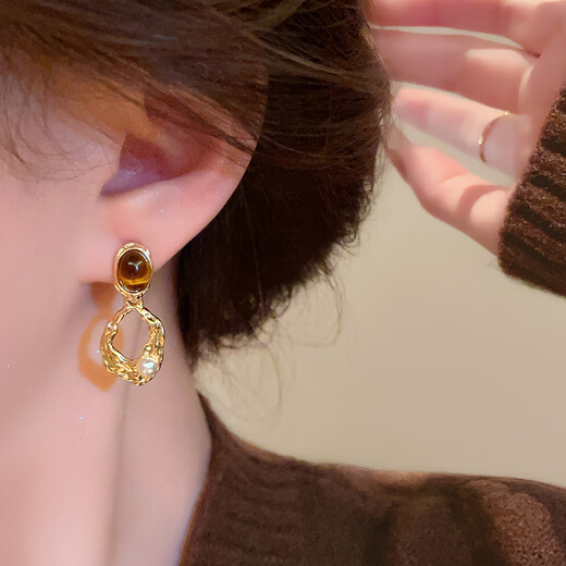 Nianfu ear clip earrings for women without pierced ears, new style, Maillard autumn and winter amber earrings, mid-autumn gift for girls, triangular ear clip, amber