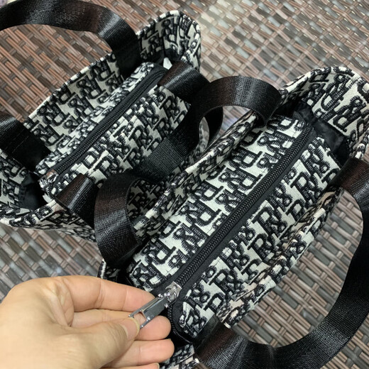 Pilio Mom Bag Portable Canvas New Korean Letter Cosmetic Bag Storage Bag Handheld Small Bag Female Mommy Bag Fashion Fashion Letter (medium size recommended)