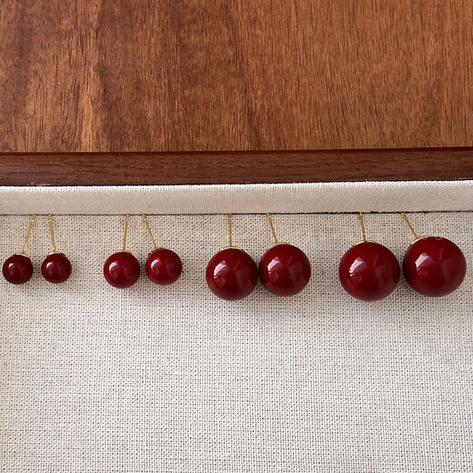 Hong Kong style wine red sugar bean pearl earrings for women new 2024 earrings niche design ear jewelry 10mm red bean mosquito coil ear clip