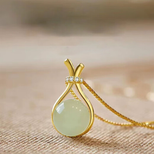 Jingji Fubao Imitation HEtian Jade Titanium Steel Collier pour femmes en 2024 Nouveau conception de niche de luxe légère