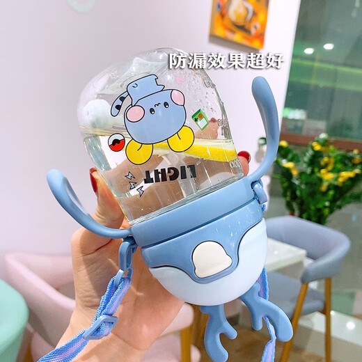 [Mit einem Gurtgriff] Sensen Cat Suns Baby Anti-Choking mit Strohbecher Kinder durch die Milch einweichen und Milch trinken. Haushaltsfruchtwasserbecher mit Griff für Kinder Anti-Fall-Trinkwasserbecher Baby Blue Strohbecher 370 ml + Riemen + Griff + vier Stücke Geschenk