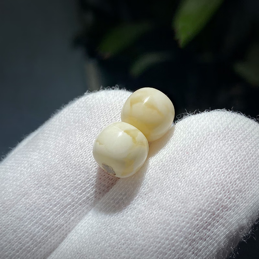 Zanghong Pavilion Russian material white flowers full of beeswax old type barrel pearlescent beads top beads Vajra, star, moon and bodhi 108 bracelets DIY accessories white wax old type beads 9mm micro miscellaneous style