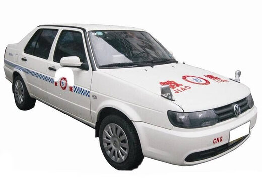Der kleine Spiegel von Hong Zhenhu vor der Vorderseite des Autos ist mit einem Auto mit dem Auto ausgestattet.