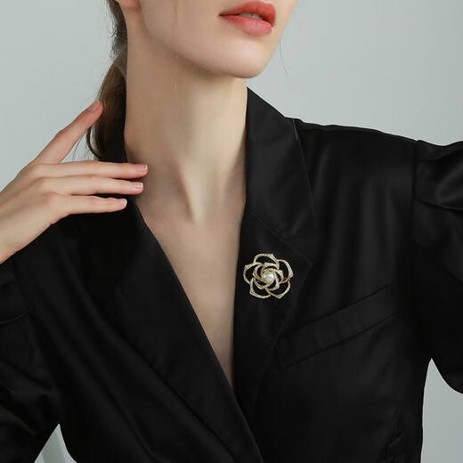 QUAMER2024 Camellia Small Fragrance Brooch French Full Diamond Zirconia Creative Hollow Corsage West Gold