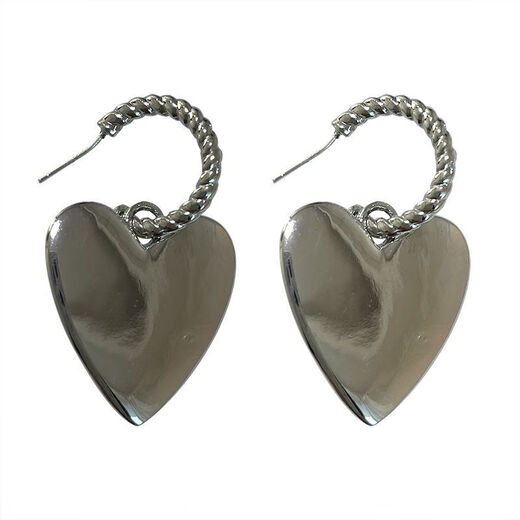 A pair of love earrings, personalized European and American exaggerated metal peach heart-shaped niche design, temperament earrings for women, silver (pair of silver needles)