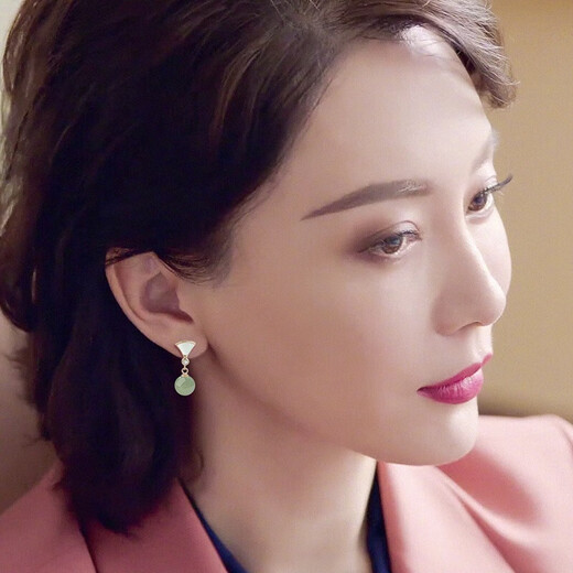 Flash engraved fan-shaped earrings for women, new trendy style, versatile, light luxury birthday gift, antique style earrings for mom and girlfriend for Valentine's Day, golden fan-shaped earrings 8MM