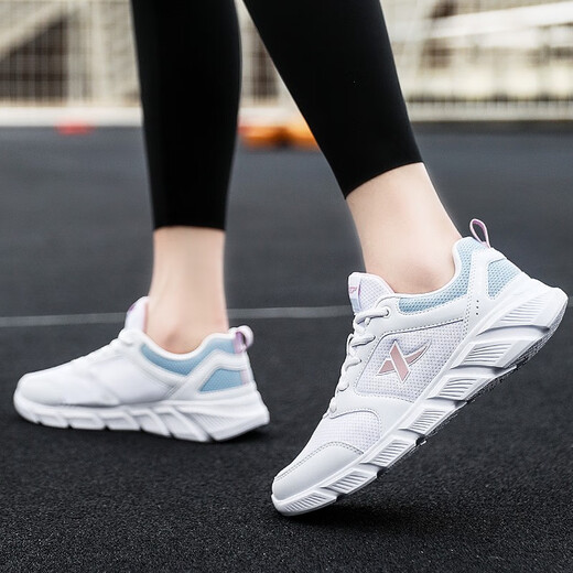 XTEP (XTEP) Damenschuhe Sneakers für Frauen in der Sommersaison Mode leichte leichte, weiche alleinige schockabsorbierende Rebound-Leder-Mesh lässige Laufschuhe 7001 White Lan [Mesh] 36