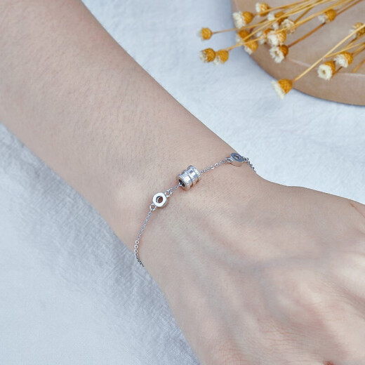 Lao Fengxiang platinum small waist double ring adjustable bracelet as a birthday gift for girlfriend platinum jewelry white gold about 3.8g