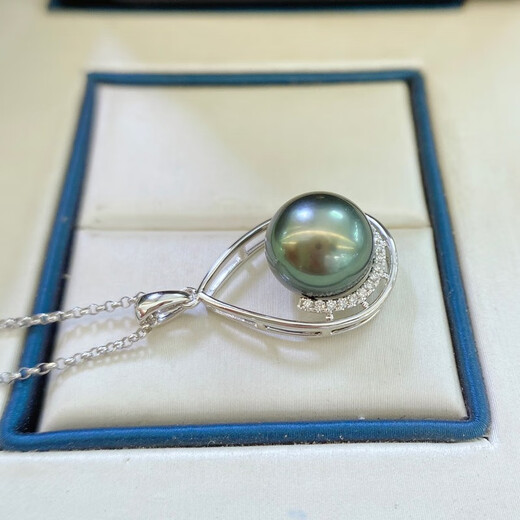 Yue Fei 10-11mm Tahitian black pearl pendant, flawless malachite green, perfect round mirror finish, 18K set with diamonds, with silver chain and certificate