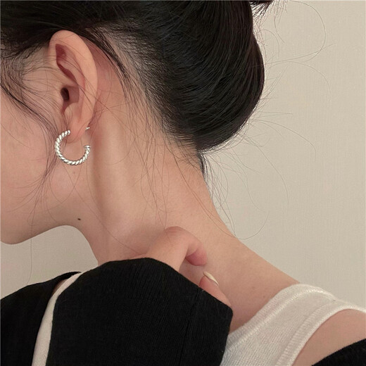 A pair of love earrings, personalized European and American exaggerated metal peach heart-shaped niche design, temperament earrings for women, silver (pair of silver needles)