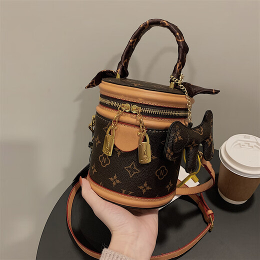 Kangaroo leather cylindrical bag women's new internet celebrity cylindrical hand bucket bag European and American fashion old-fashioned one-shoulder crossbody bag brown with pendant