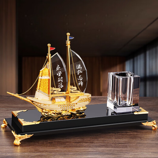 Fashion Fenghuo Office Office Ornaments Gerente General Boss Desktop Ornamentos Atmosféricos Cristal Atmosférico Vailatario Soporte de bolígrafo Negocio Apertura Diamante Diamond Doble Sailboat + Piloto Piloto Timón