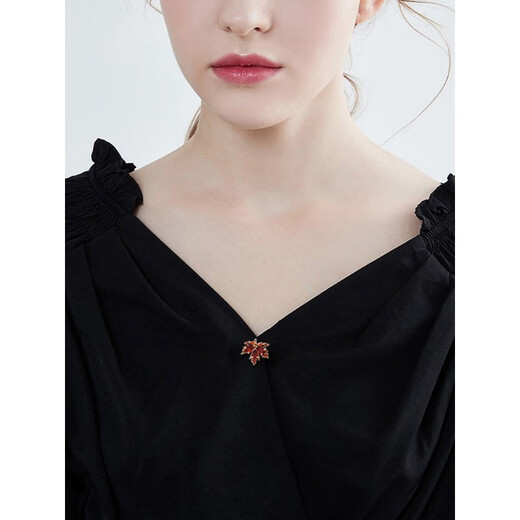 QUAMER Gold Store Autumn Maple Leaf Anti-Light Buckle Neck Decoration Silk Seamless Magnetic Brooch High-end and Exquisite Maple Leaf Red Magnetic Buckle