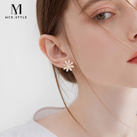 Mck Daisy Flower Earrings Ear Clips for Women Without Holes Clip Earrings Girlfriend Chinese Valentine's Day Gift Ear Clips