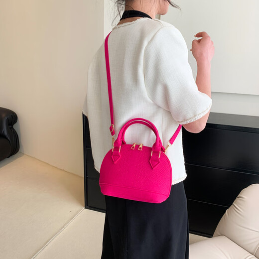 Small Bag Women's 2024 Spring New Fashion Retro Retro Handheld Sac Sac Sac à bandoulière à une épaule décontractée Bag féminin noir