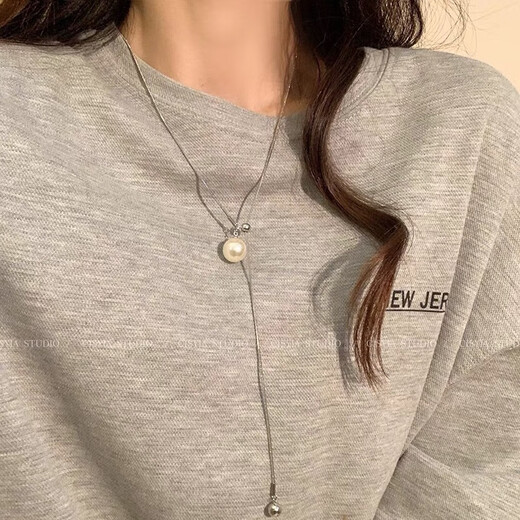 Dai Yan kann Perlenhalskette für Frauen mit leichtem Luxus -Nischen -Design Lang Halskette Herbst und Winter Mode -Pullover -Kettenzubehör Halskette Perle Quastel Halskette ziehen
