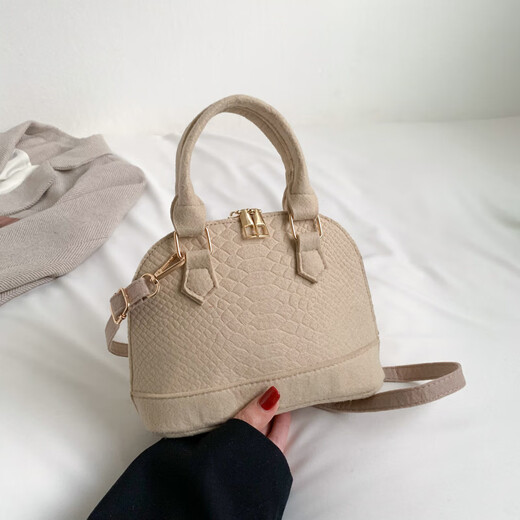 Small Bag Women's 2024 Spring New Fashion Retro Retro Handheld Sac Sac Sac à bandoulière à une épaule décontractée Bag féminin noir