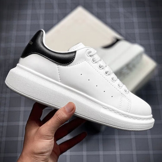 Chaussures blanches McQueen pour femmes 2025 Nouveau automne à la hauteur polyvalente en améliorant les chaussures de gâteau de gâteau de style coréen.