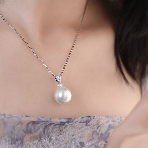Australian white pearl pendant bright light necklace light luxury small light bulb round natural l single diamond lock diamond lock silver