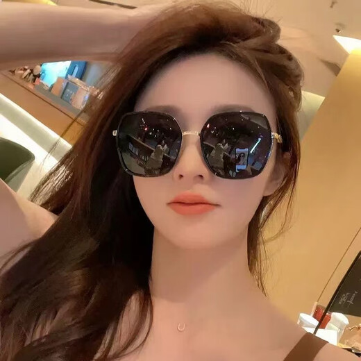 Gafas de sol versátiles de Kovochi para mujeres en protección solar 2025 Nueva cara de moda gafas de soldado gafas de sol marco de oro de alta gama Hoja gris negro [tela espejo de la caja espejo]