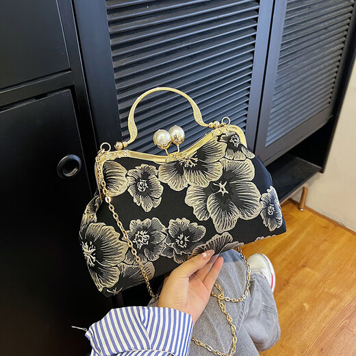Kuqidaishu bag Frauenmodet gestickt Pearl Clamp Hand Cheongsam Bag 2024 Neue Kette One-Shoulder Flower Crossbody Bag Blau