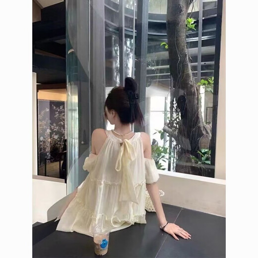 月半晴（YUEBANQING）夏季新款826气质法式连衣裙温柔露肩设计显瘦甜美仙女裙子a字裙 浅黄色 均码