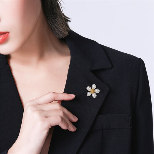 Qlady flower brooch, high-end women's imitation pearl corsage, anti-exposure pin, scarf buckle, niche suit coat accessories