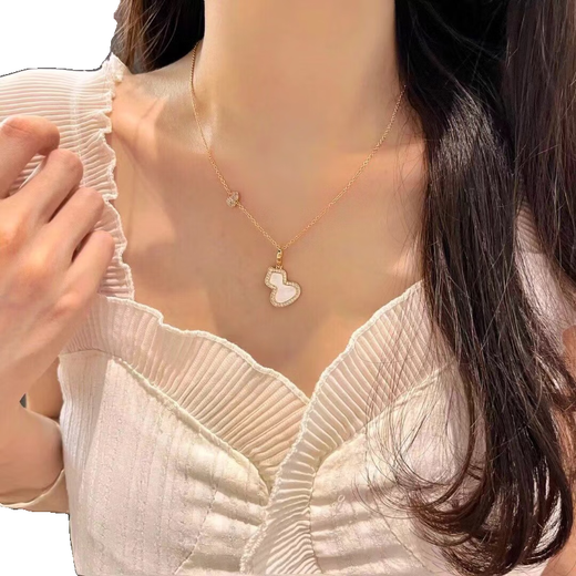 Fat Donglai's same style 18k gourd pendant 2024 new style necklace for women, simple and light luxury, internet celebrity's same style clavicle chain, carnelian