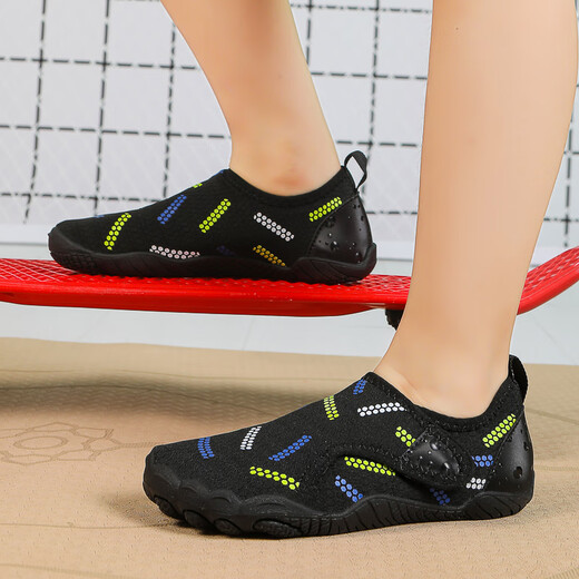 McCann indoor climbing shoes, children's rope skipping shoes, women's sports shoes, shock-absorbing training shoes for primary school students, professional men's running shoes, black 26 (equivalent to size 25 sports shoes)