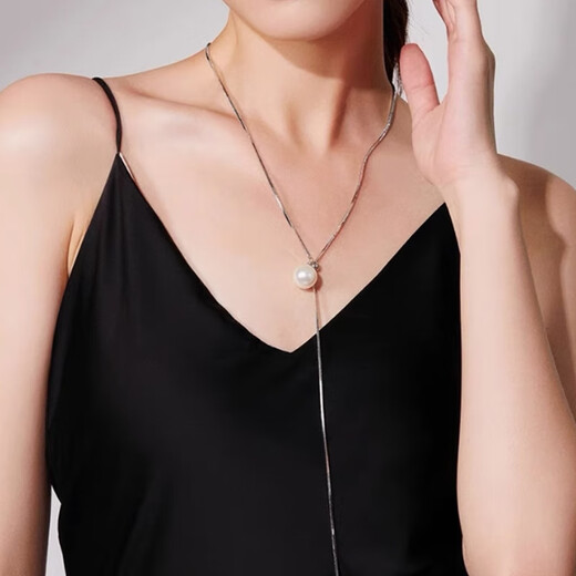 Lindo collar Keduo Pull-Pull para mujeres con diseño ligero de nicho de lujo Collar largo Otoño e Invierno Cabilar de la cadena de suéter de moda Collar de perla de imitación de plata.