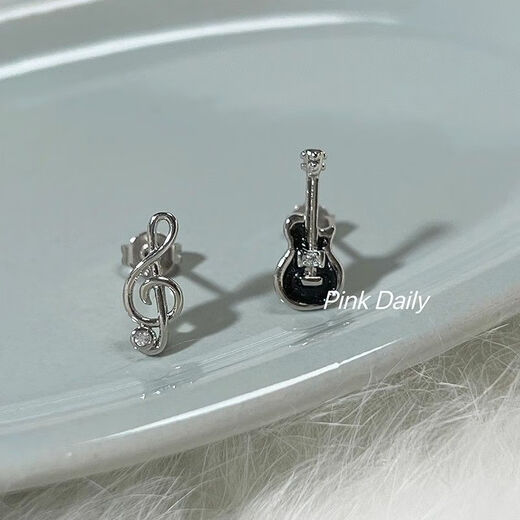 Mrs. Win Guitar Note Earrings 925 Silver-plated Needle Asymmetric Cute Violin Earrings Design Niche Earrings Super Flash Guitar Note Earrings One Pair A21-207 One