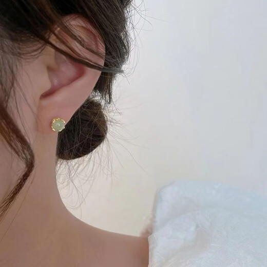 Light green small earrings for women, retro French style, cold style earrings, simple and versatile earrings, green bead earrings