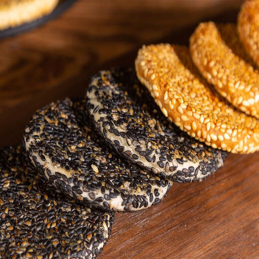 Jubilee snacks Huangshigang cake Hubei specialty black sesame cake old-fashioned crackers traditional pastries snacks snacks black sesame flavor 1 Jin Jin equals 0.5 kg. Pack free 1 Jin Jin equals 0.5 kg. Real delivery 2 Jin Jin equals 0.5 kg.