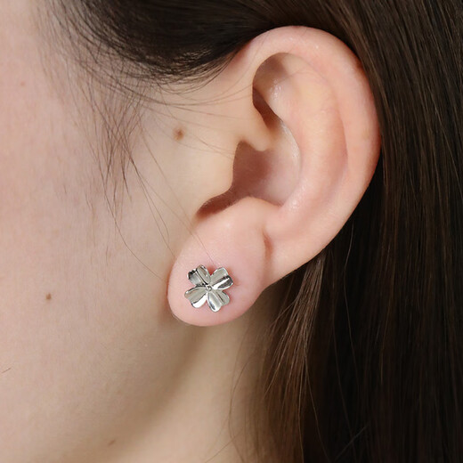 Old silversmith s925 silver four-leaf clover silver earrings for ear piercing, no need to pick when sleeping, silver Valentine's Day gift, simple and fashionable silver earrings for women