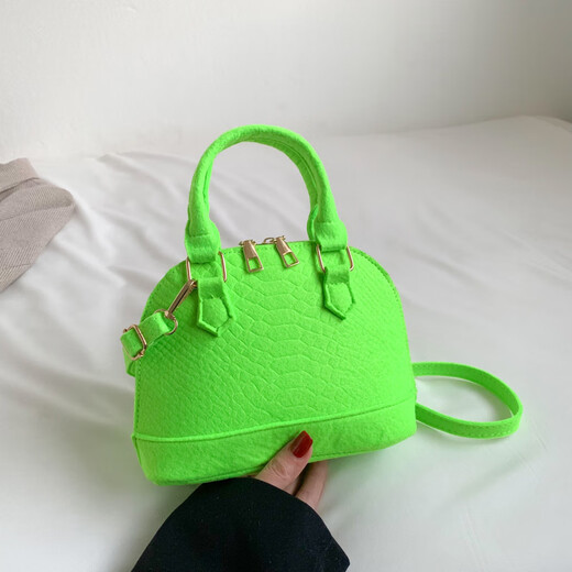 Small Bag Women's 2024 Spring New Fashion Retro Retro Handheld Sac Sac Sac à bandoulière à une épaule décontractée Bag féminin noir
